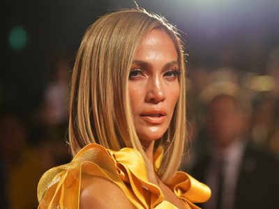 No esperábamos menos: el look de Jennifer López que se robó todas las miradas en los AMAS