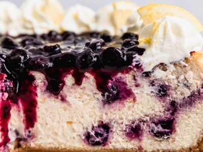 Cheesecake de yogurt, coco y arándanos: la opción fit y bien rica para tu próxima merienda