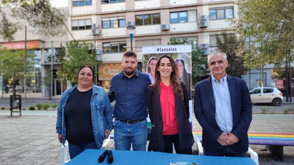 Soledad Salaburu y los candidatos de la lista de Kolina. Fuente: (Prensa Kolina)