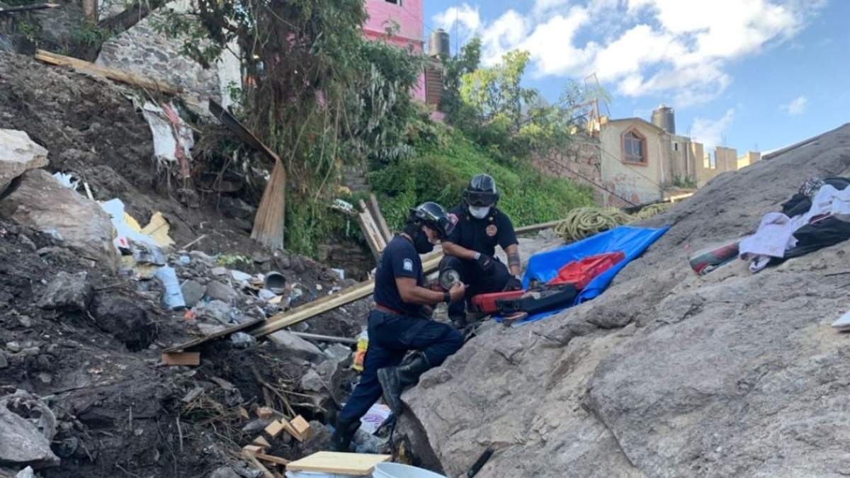 Rescatistas en el cerro del Chiquihuite