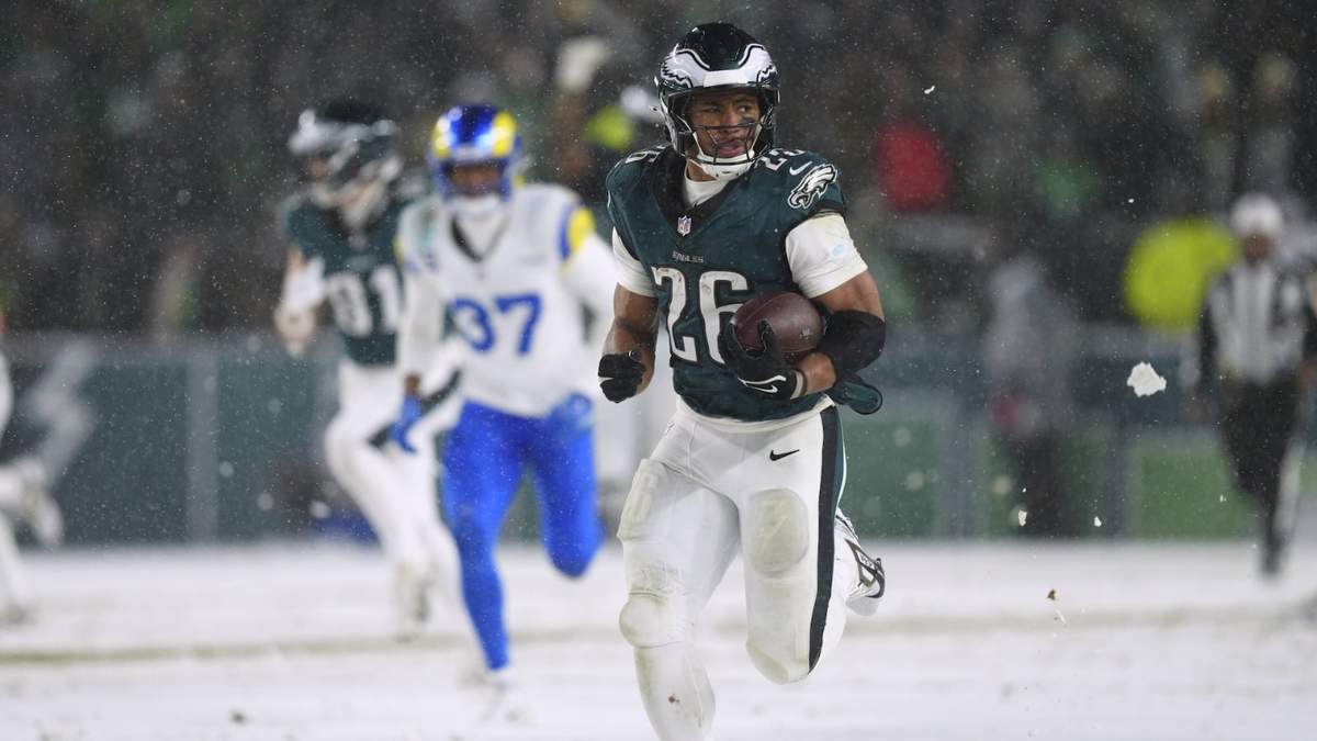El running back Saquon Barkley de los Eagles de Filadelfia, corre con el balón rumbo a la zona de anotación