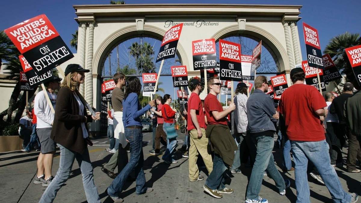 Miembros del Sindicato de Guionistas de Estados Unidos se manifiestan frente a los estudios Paramount