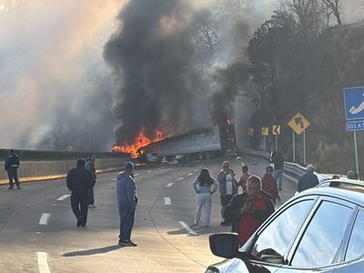Cierran la autopista México-Puebla en ambos sentidos por explosión de pipa con gas (Video)