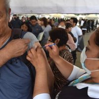 CDMX arranca campaña de vacunación contra Covid-Influenza; estos son los requisitos y sedes
