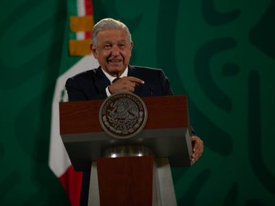 Nuevo libro de AMLO "A mitad del camino" dedica un capítulo a opositores; "no se van a aburrir"
