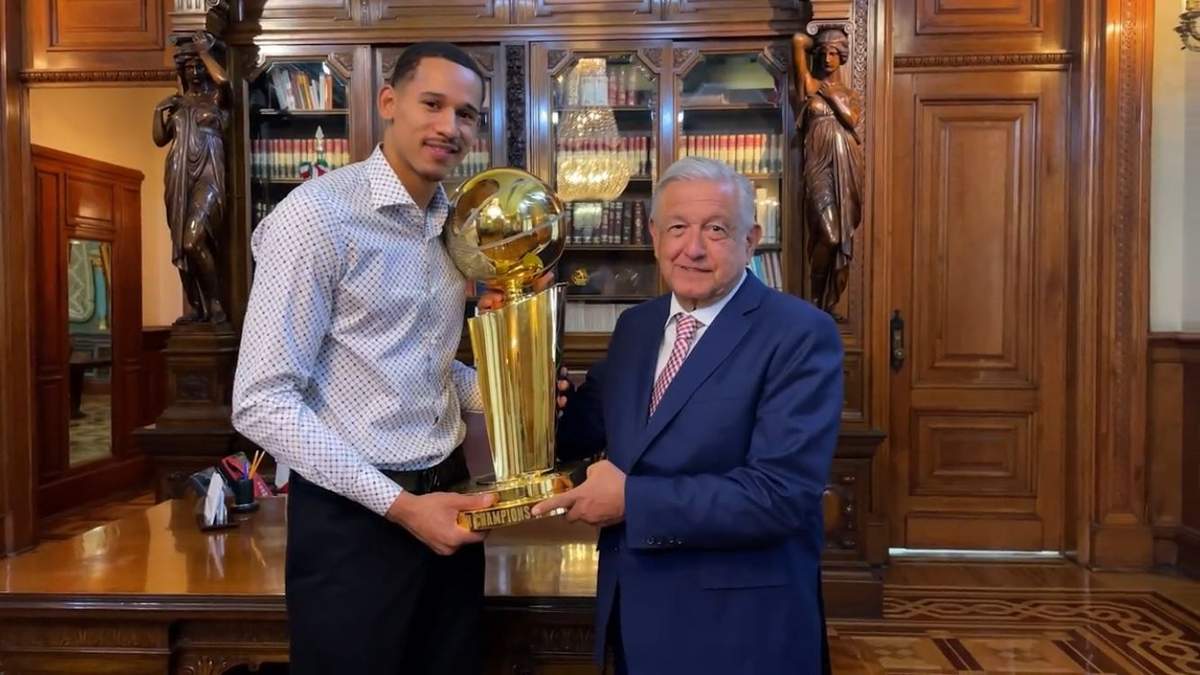 Recibe a basquetbolista mexicano Juan Toscano