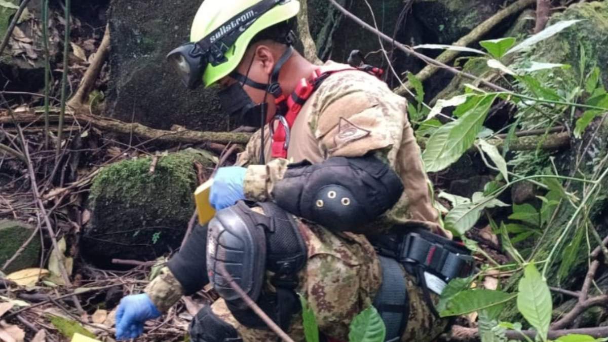 La operación de búsqueda y rescate requirió personal especializado en rapel debido a la geografía compleja y de difícil acceso del terreno volcánico.