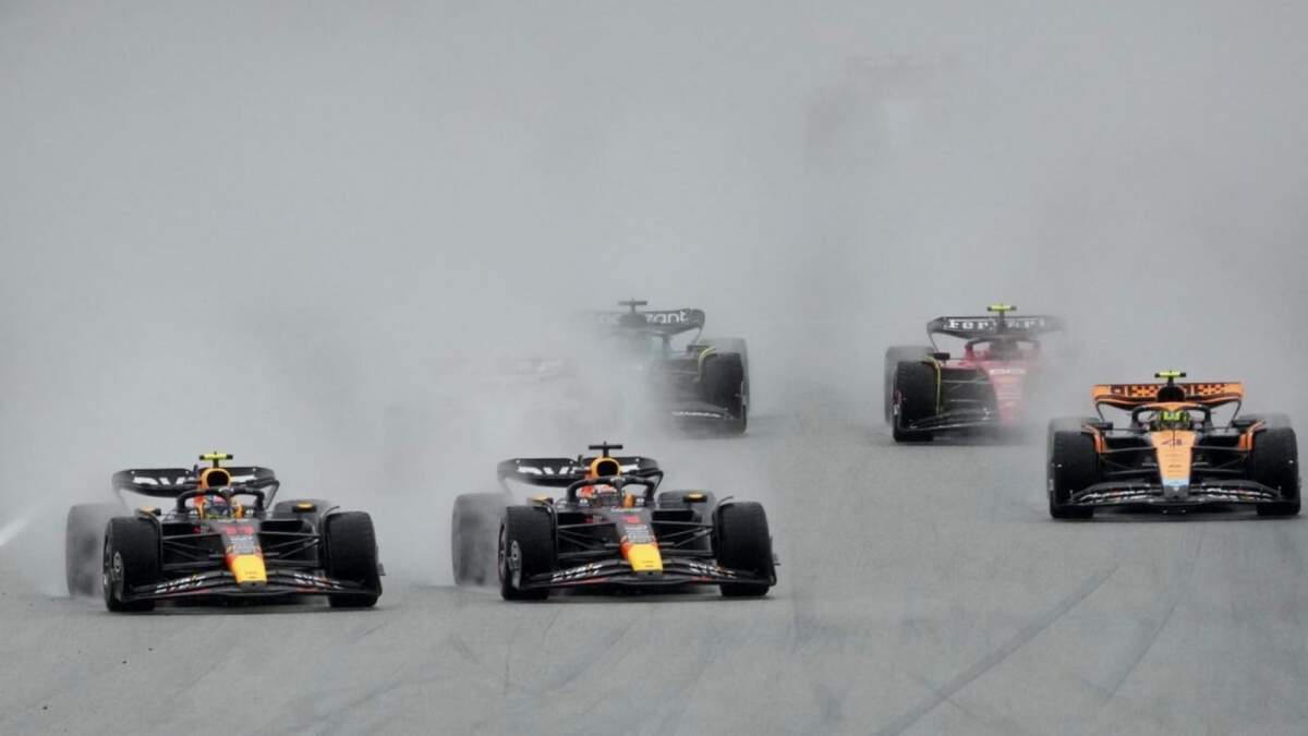 Max Verstappen (centro) y su compañero de Red Bull Sergio Pérez compiten en el sprint del Gran Premio de Austria