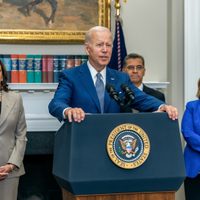 Biden firma una orden ejecutiva para reforzar el acceso al aborto en EU