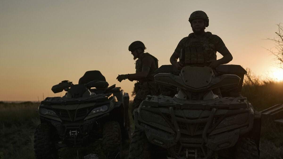 Soldados ucranianos montan en vehículos todoterreno en el frente, cerca de Bájmut, en Ucrania