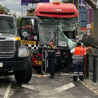Choque de Metrobús contra luminarias y poste en la estación La Salle deja 10 heridos