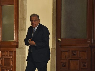 López Obrador presume que el peso está "fortachón"