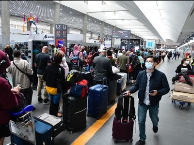Monreal propondrá devolución del TUA a quienes pierdan su vuelo