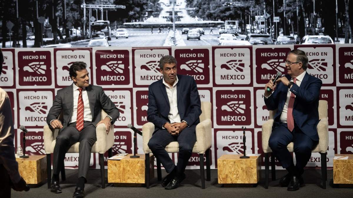Los "tiburones" Rodrigo Herrera y Alfredo Elías Ayub con Marcelo Ebrard en el Primer Encuentro de Inversión para start ups mexicanas