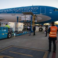 En busca de nuevas vacunas, despegó el último vuelo con destino a China