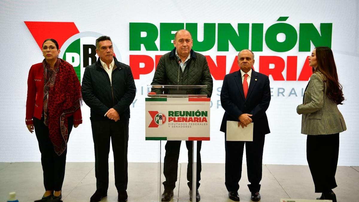 Moreira, al centro, flanqueado por "Alito" Moreno y Manuel Añorve