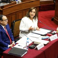 Presidenta de Perú propone adelantar comicios ante protestas