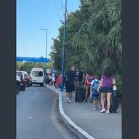 Debido a obras, turistas tienen que llegar caminando al aeropuerto de Cancún