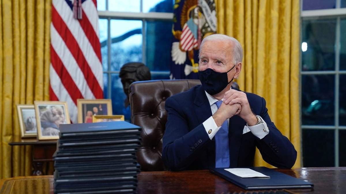 El presidente Joe Biden en la oficina Oval