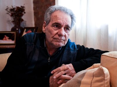 Muy parecido y de perfil bajo: así es Juan, el misterioso hijo de Hugo Arana que sigue sus pasos