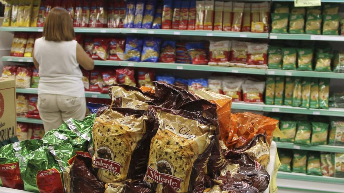 La canasta navideña incluye productos tradicionales como el pan dulce. Fuente: (Twitter)