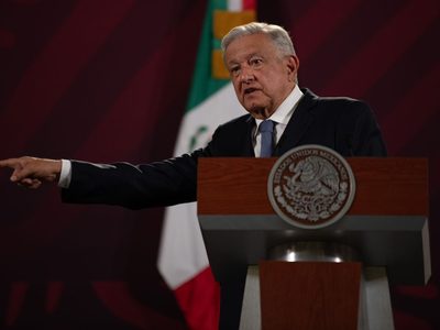 AMLO exhibe carta que envió al abogado de García Luna: "Tenía muchas ganas de demandarlo"