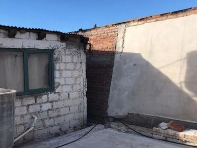 Vecinos del barrio Belgrano denunciaron que se inclinó una de las paredes del galpón incendiado con peligro de derrumbe