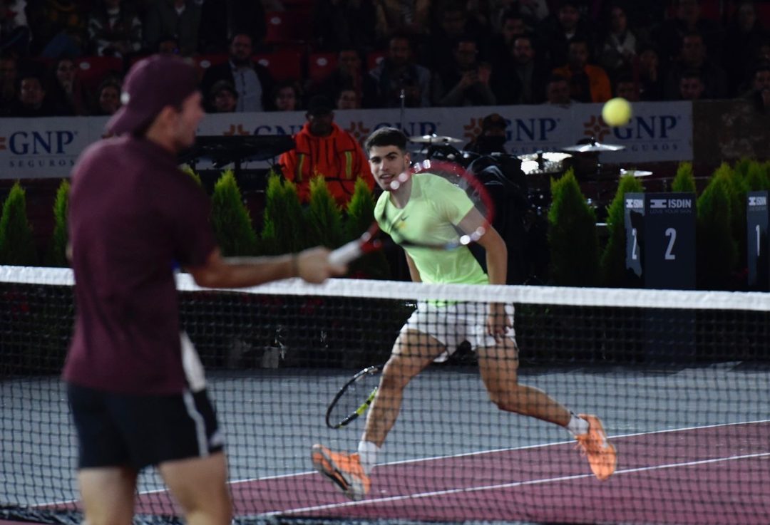 Los tenistas Carlos Alcaraz y Tommy Paul, en el Tennis Fest 2023 de la CDMX. Foto Germán Canseco