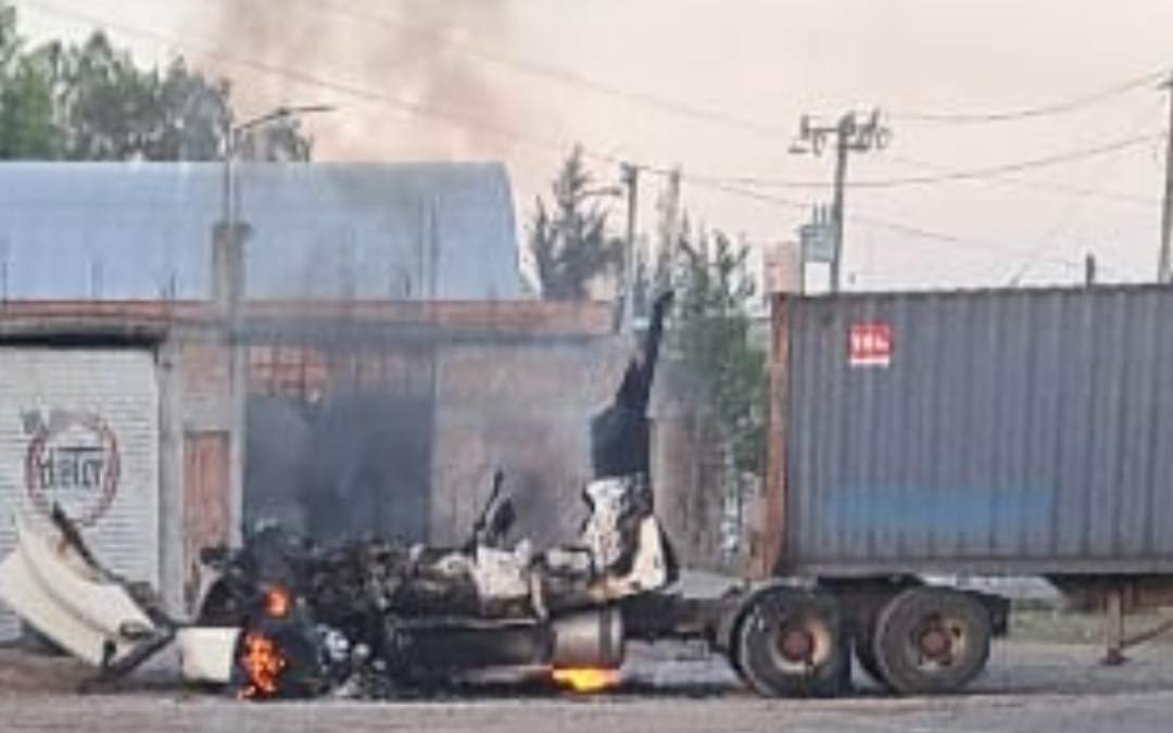 En redes sociales se difundieron versiones que indican que fueron tres los vehìculos incendiados en Los Altos de Jalisco