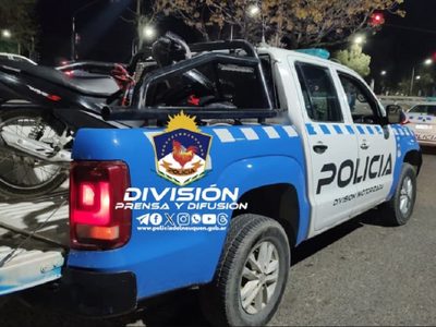 La policía de Neuquén demoró a un sujeto en la vía pública y recuperó una moto robada