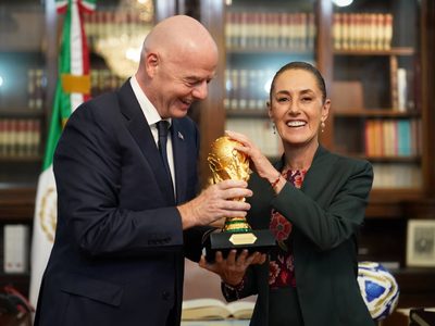 Sheinbaum posa con la Copa del Mundo y muestra su boleto para el partido inaugural en el Azteca