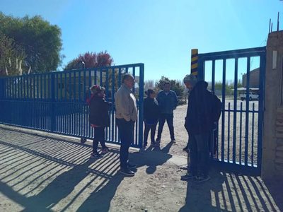 Fruticultores de Centenario bloquearon el predio de una empresa