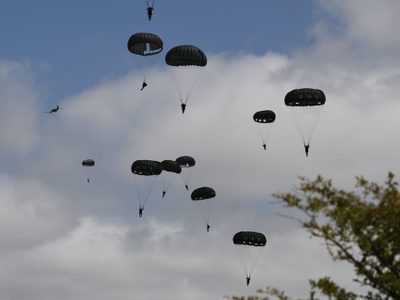 Salto masivo en paracaídas sobre Normandía inicia conmemoraciones de 80 aniversario del Día D