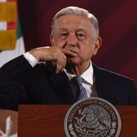 Maestros tendrán aumento salarial del 8.2% y no ganarán menos de 16 mil pesos al mes: AMLO