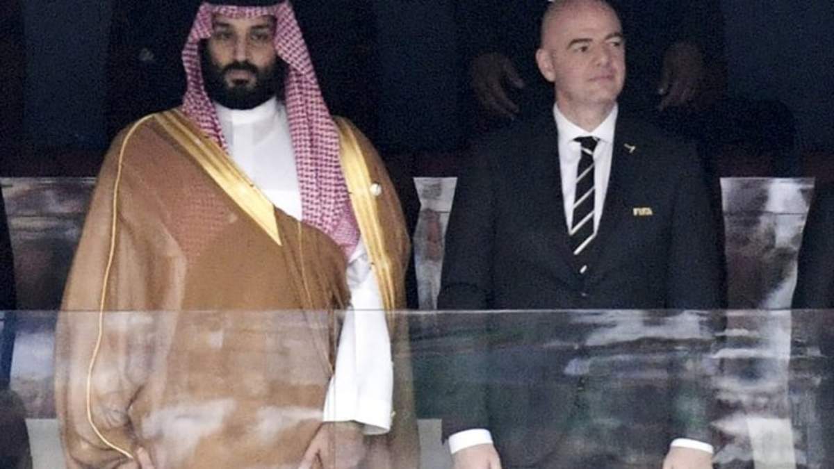 El príncipe heredero de Arabia Saudí, Mohammed bin Salman (izquierda), y el presidente de la FIFA, Gianni Infantino en el Mundial 2018, en el estadio Luzhniki de Moscú, Rusia