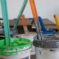 Antes de tirar los botes de pintura vacíos, mirá esta genial idea para ordenar tu cocina con toda la onda