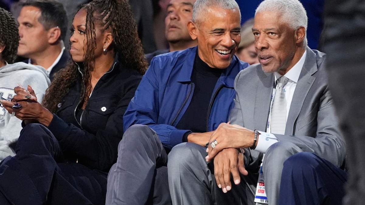 Barack Obama haba con Julius Erving durante el Juego de las Estrellas de la NBA el domingo 15 de febrero de 2026, en Inglewood, California