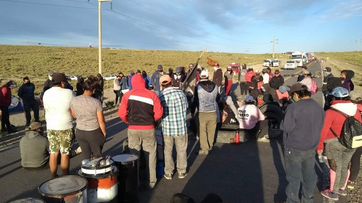 Los transportistas y vecinos de Zapala padecieron el corte de ruta. Fuente: (Twitter)