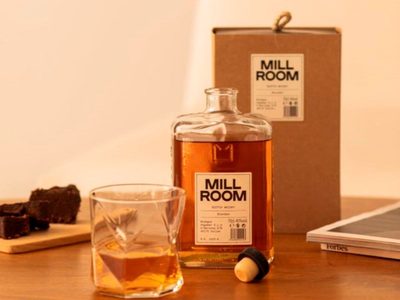 Un whisky escocés premium con aroma a flores y frutos rojos