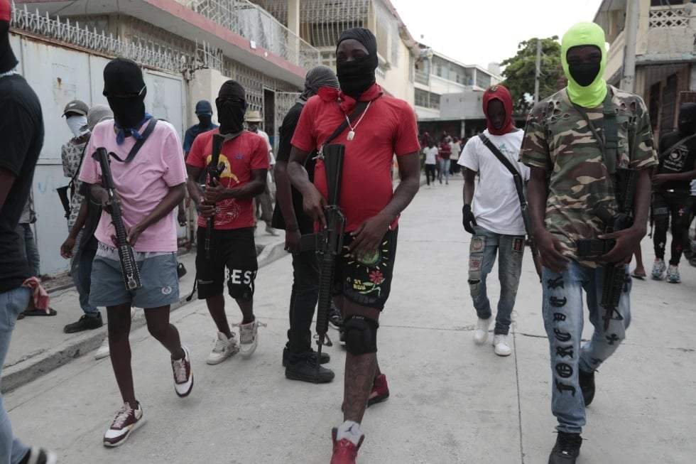 Miembros armados de la pandilla G9 y Familia participan en una marcha contra el primer ministro de Haití, Ariel Henry, en Puerto Príncipe, Haití, el 19 de septiembre de 2023