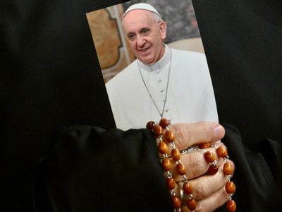 El Papa Francisco pasó otra madrugada sin problemas y "durmió toda la noche"