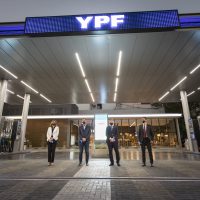 Las autoridades de YPF presentaron la nueva imagen de las estaciones de servicio de la empresa