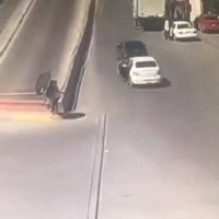 Mujer salta de un auto en movimiento y frena su secuestro; la policía detiene a tres (Video)