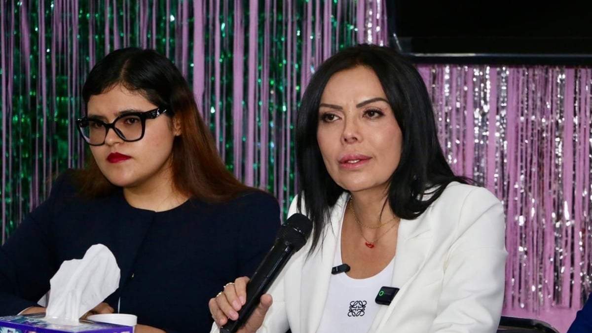 Diana Sánchez Barrios (der.)