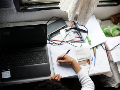 Unos 360 mil estudiantes de la UNAM reanudan este lunes clases en línea