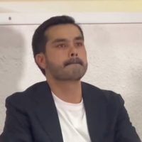 Sin su habitual sonrisa y entre lágrimas: así reapareció Máynez en acto con alumnos de periodismo