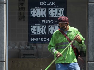 El peso, víctima de la incertidumbre; cierra la semana con depreciación de 1.49%