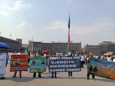 Militares en retiro marchan del Ángel al Zócalo; reprochan aumento de cuatro por ciento