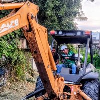 Alcalde de Emiliano Zapata se sube a excavadora para “trabajar” y derriba un poste frente a vecinos