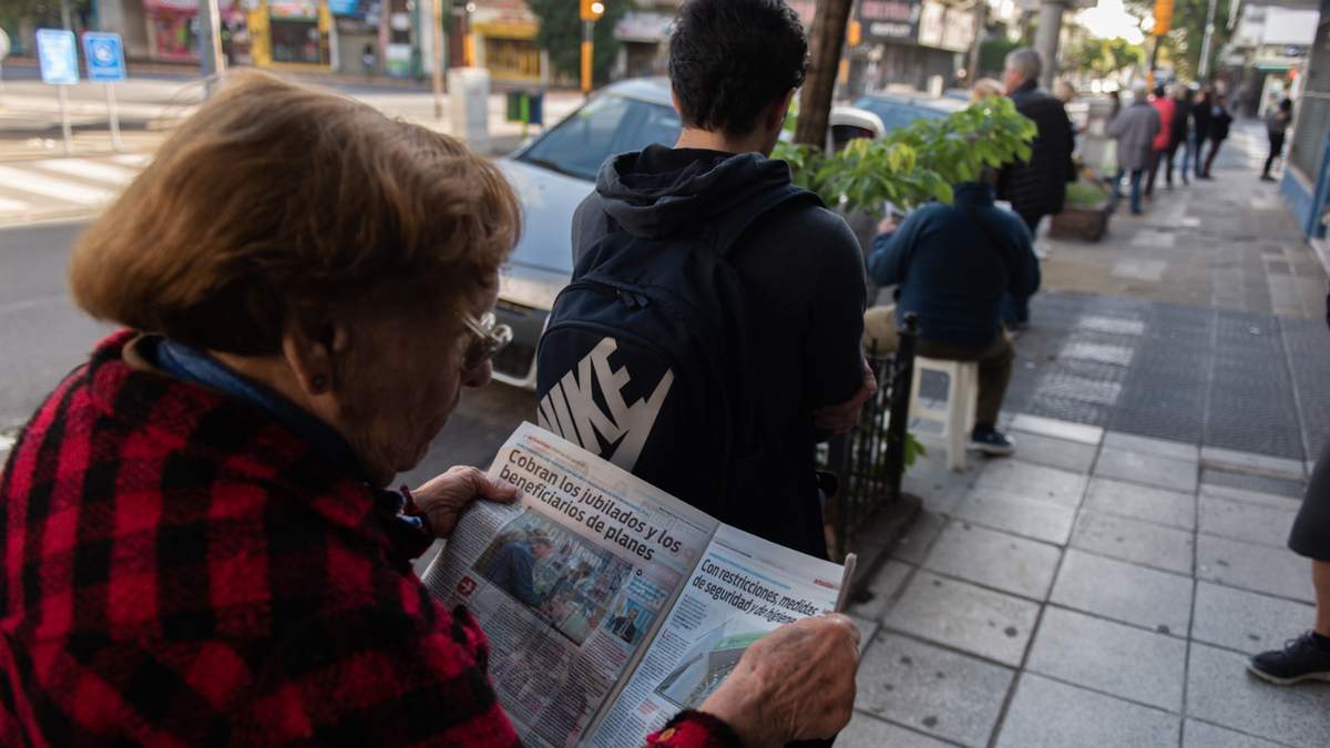 Fila en el ingreso a la ANSES. Fuente: (Twitter)